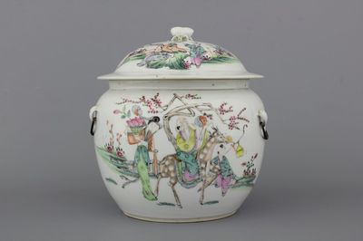 A Chinese porcelain famille rose bowl and cover, 19/20th C.