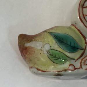 A Chinese porcelain famille rose brush rest shaped as sanduo fruits, 19th C. — 照片 2