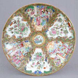 A Chinese porcelain famille rose Canton dish, 19th C. — photo 1