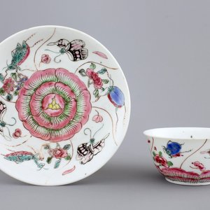 A Chinese porcelain famille rose cup and saucer with insects encircling a rose, Yongzheng-Qianlong, 18th C. — photo 1
