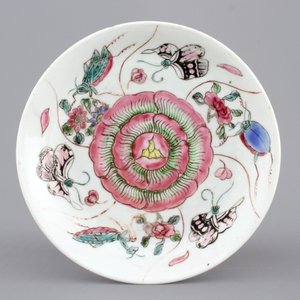 A Chinese porcelain famille rose cup and saucer with insects encircling a rose, Yongzheng-Qianlong, 18th C. — photo 2
