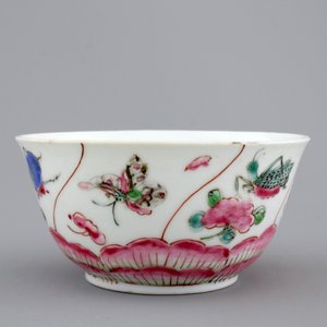 A Chinese porcelain famille rose cup and saucer with insects encircling a rose, Yongzheng-Qianlong, 18th C. — photo 4