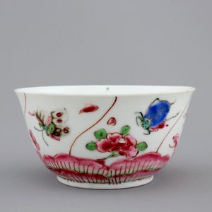 A Chinese porcelain famille rose cup and saucer with insects encircling a rose, Yongzheng-Qianlong, 18th C. — photo 5