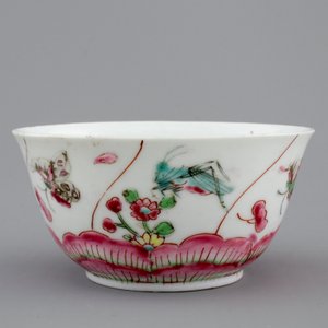A Chinese porcelain famille rose cup and saucer with insects encircling a rose, Yongzheng-Qianlong, 18th C. — photo 6