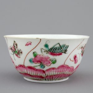 A Chinese porcelain famille rose cup and saucer with insects encircling a rose, Yongzheng-Qianlong, 18th C. — photo 7