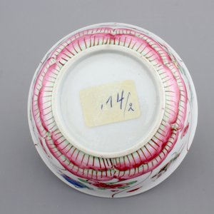 A Chinese porcelain famille rose cup and saucer with insects encircling a rose, Yongzheng-Qianlong, 18th C. — photo 9