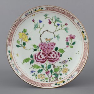 A Chinese porcelain famille rose dish, Qianlong, 18th C. — photo 1