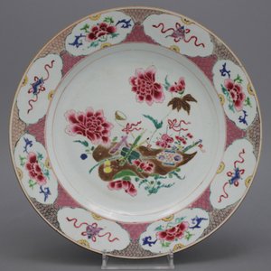 A Chinese porcelain famille rose dish, Qianlong — photo 1