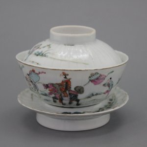 A Chinese porcelain famille rose gaiwan tea bowl, 19th C. — 照片 1