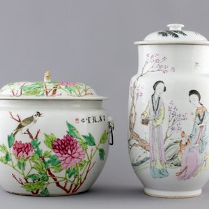 A Chinese porcelain famille rose jar w. cover and a bowl w. cover, 19/20th C. — foto 1
