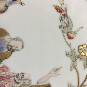 A Chinese porcelain famille rose plate for the Dutch market "The Doctor's visit to the emperor", 18th C. — 照片 2