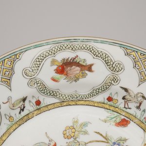 A Chinese porcelain famille rose plate for the Dutch market "The Doctor's visit to the emperor", 18th C. — 照片 6