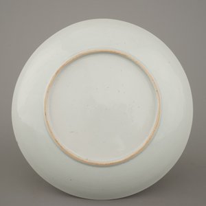 A Chinese porcelain famille rose plate, Qianlong, 18th C. — photo 2