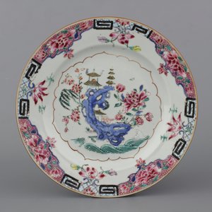 A Chinese porcelain famille rose plate, Yongzheng or Qianlong, 18th C. — photo 1