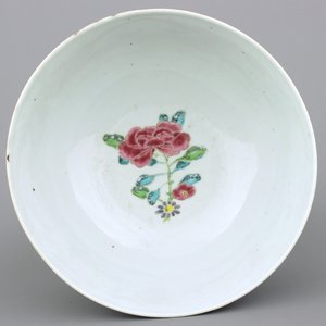 A Chinese porcelain famille rose relief-decorated bowl, Yongzheng, 1722-1735 — 照片 2