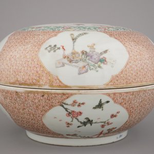 A Chinese porcelain famille rose round box and cover, Qianlong mark and probably of the period — photo 11