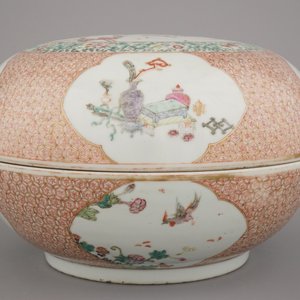 A Chinese porcelain famille rose round box and cover, Qianlong mark and probably of the period — photo 12