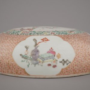 A Chinese porcelain famille rose round box and cover, Qianlong mark and probably of the period — photo 6