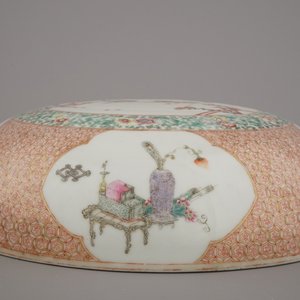A Chinese porcelain famille rose round box and cover, Qianlong mark and probably of the period — photo 7