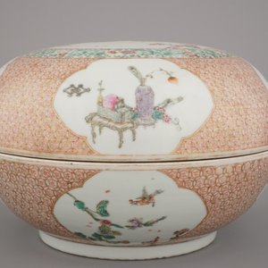 A Chinese porcelain famille rose round box and cover, Qianlong mark and probably of the period — photo 9