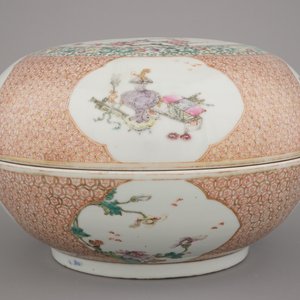 A Chinese porcelain famille rose round box and cover, Qianlong mark and probably of the period — photo 10