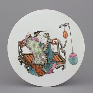 A Chinese porcelain famille rose round tile plaque with an erotical scene, 19th C. — photo 1