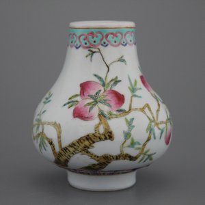 A Chinese porcelain famille rose small nine peaches vase, 19th C. — photo 1