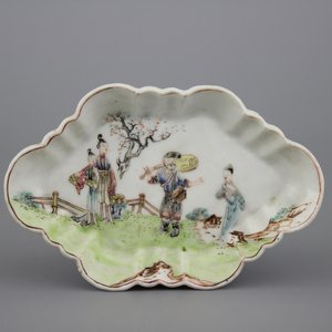 A Chinese porcelain famille rose spoon tray, 18th C. — photo 1