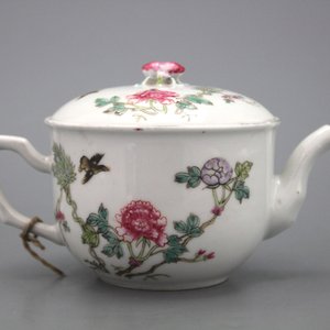 A Chinese porcelain famille rose tea pot, 19th C. — photo 1