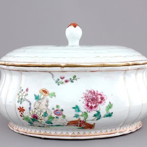 A Chinese porcelain famille rose tureen with cover, Qianlong, 18th C. — photo 1
