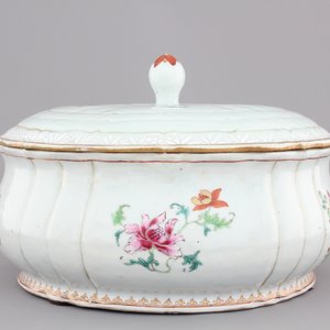 A Chinese porcelain famille rose tureen with cover, Qianlong, 18th C. — photo 2