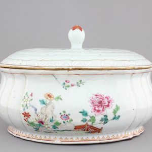 A Chinese porcelain famille rose tureen with cover, Qianlong, 18th C. — photo 3