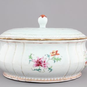 A Chinese porcelain famille rose tureen with cover, Qianlong, 18th C. — photo 4