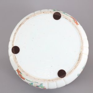 A Chinese porcelain famille rose tureen with cover, Qianlong, 18th C. — photo 6