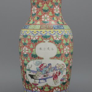 A Chinese porcelain famille rose vase, 19th C. — photo 1