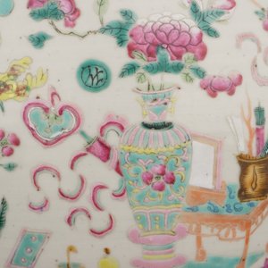 A Chinese porcelain famille rose vase and cover with a decoration of scholar's objects, 19th C. — photo 6