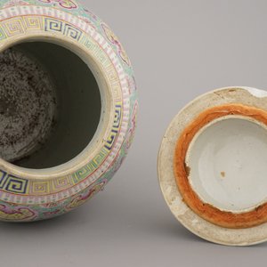 A Chinese porcelain famille rose vase and cover with a decoration of scholar's objects, 19th C. — photo 9