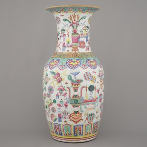 A Chinese porcelain famille rose vase with a decoration of scholar's objects, 19th C. — photo 2