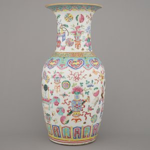 A Chinese porcelain famille rose vase with a decoration of scholar's objects, 19th C. — photo 3