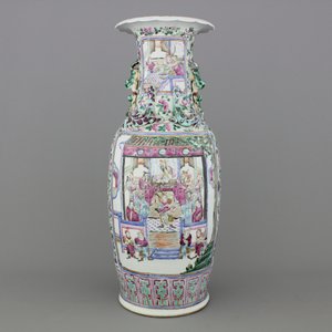 A Chinese porcelain famille rose vase with a palace scene, 19th C. — 照片 1