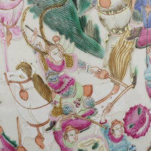 A Chinese porcelain famille rose vase with a palace scene, 19th C. — 照片 3