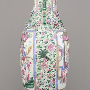 A Chinese porcelain famille rose vase with a palace scene, 19th C. — 照片 5