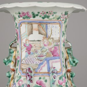 A Chinese porcelain famille rose vase with a palace scene, 19th C. — 照片 6