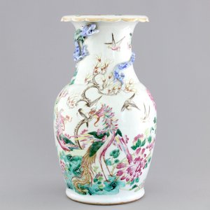 A Chinese porcelain famille rose vase with dragons, 19th C. — photo 1