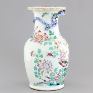 A Chinese porcelain famille rose vase with dragons, 19th C. — photo 2