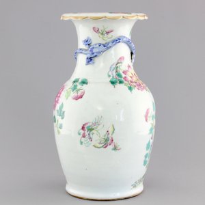 A Chinese porcelain famille rose vase with dragons, 19th C. — photo 3