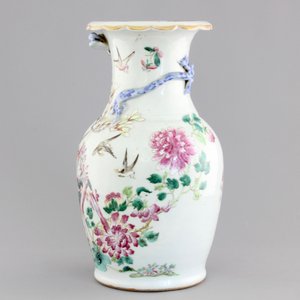 A Chinese porcelain famille rose vase with dragons, 19th C. — photo 4