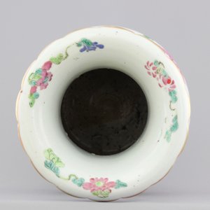 A Chinese porcelain famille rose vase with dragons, 19th C. — photo 5
