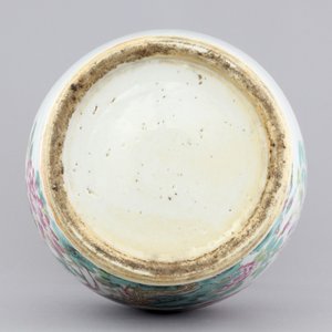 A Chinese porcelain famille rose vase with dragons, 19th C. — photo 6