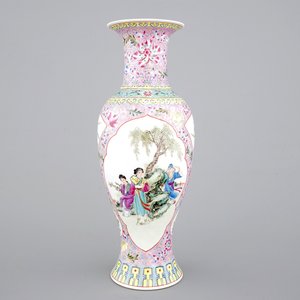 A Chinese porcelain famille rose vase with ladies in a garden, 20th C — photo 1